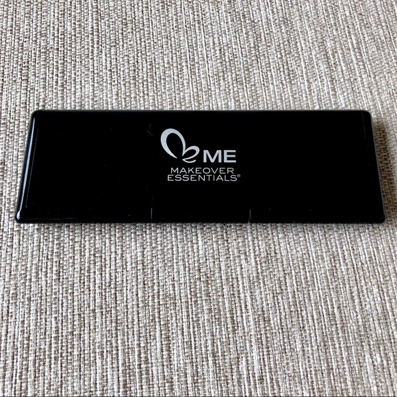 Makeover Essentials eye shadow compact - Picture 4 of 6